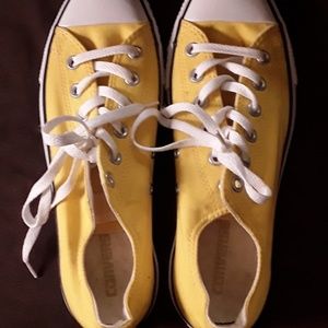 NIB Converse Womans 10/Mens 8 Yellow Converse